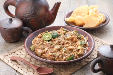 Téléchargez les photos : Karedok is a raw vegetable salad in peanut sauce from Sundanese region, West Java, Indonesia. It is one of the Sundanese signature dish. - en image libre de droit