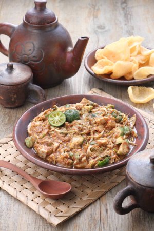Téléchargez les photos : Karedok est une salade de légumes crus dans la sauce aux arachides de la région Sundanese, Java occidental, Indonésie. C'est l'un des plats de signature sundanienne. - en image libre de droit