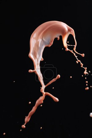 Téléchargez les photos : Gorgeous water splash on black background - en image libre de droit
