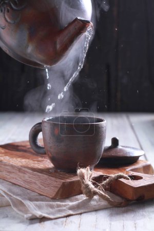 Téléchargez les photos : Eau chaude pour faire du café ou du thé - en image libre de droit