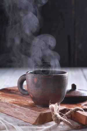 Téléchargez les photos : Eau chaude pour faire du café ou du thé - en image libre de droit