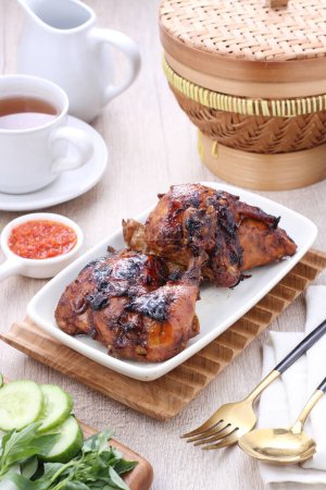 Téléchargez les photos : Honey grilled chicken on a white plate - en image libre de droit