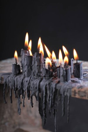 Téléchargez les photos : Black candle on black background - en image libre de droit