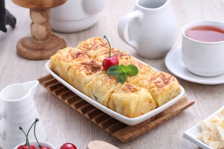 Foto de El pan Bolen es un pan típico indonesio que tiene capas crujientes como el kroisan. Estos alimentos están hechos de harina, margarina y otros ingredientes que son horneados y rellenos con queso, plátanos u otros rellenos.. - Imagen libre de derechos