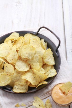 Téléchargez les photos : Potato chip on a bright background - en image libre de droit