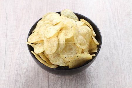 Foto de Potato chip on a bright background - Imagen libre de derechos