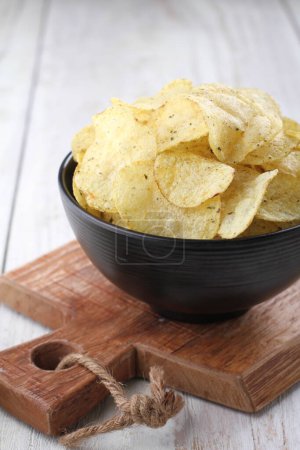 Téléchargez les photos : Potato chip on a bright background - en image libre de droit