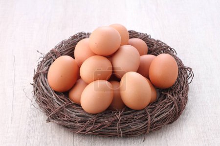 Téléchargez les photos : Raw chicken eggs in a bright background - en image libre de droit
