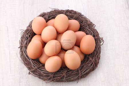 Foto de Huevos de gallina crudos en un fondo brillante - Imagen libre de derechos