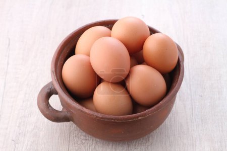 Foto de Raw chicken eggs in a bright background - Imagen libre de derechos
