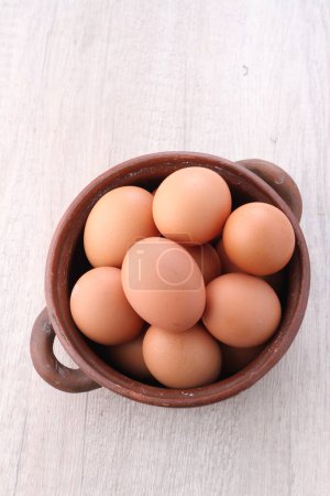 Foto de Huevos de gallina crudos en un fondo brillante - Imagen libre de derechos