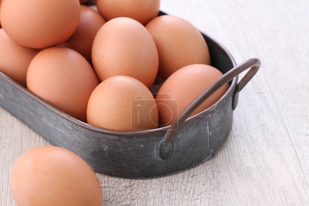 Téléchargez les photos : Raw chicken eggs in a bright background - en image libre de droit