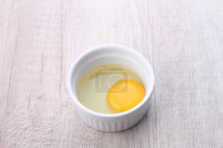 Téléchargez les photos : Bowl of tasty mayonnaise on wooden table - en image libre de droit