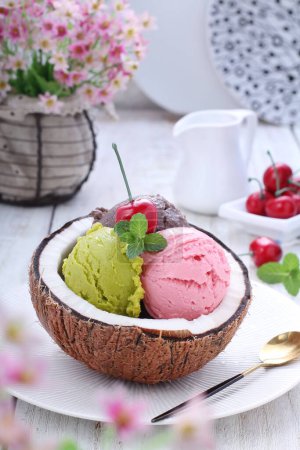 Téléchargez les photos : Crème glacée aux baies fraîches et menthe sur une assiette blanche - en image libre de droit