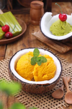 Téléchargez les photos : Pudding à la mangue aux fruits frais et menthe - en image libre de droit