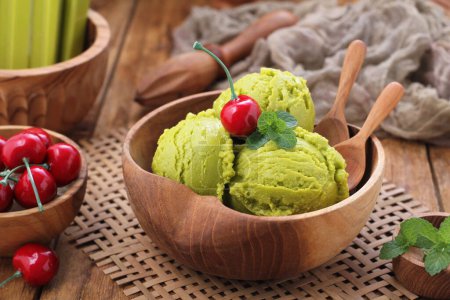 Téléchargez les photos : Bol de crème glacée savoureuse avec fruits et baies sur la table - en image libre de droit