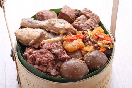 Foto de Gudeg is a traditional Javanese dish from Yogyakarta and Central Java, Indonesia. Gudeg is made from young unripe jack fruit (Javanese: gori, Indonesian: nangka muda) stewed for several hours with palm sugar, and coconut milk - Imagen libre de derechos