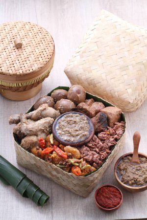 Foto de Gudeg is a traditional Javanese dish from Yogyakarta and Central Java, Indonesia. Gudeg is made from young unripe jack fruit (Javanese: gori, Indonesian: nangka muda) stewed for several hours with palm sugar, and coconut milk - Imagen libre de derechos