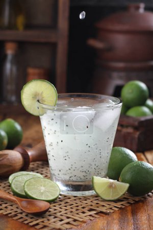 Téléchargez les photos : Fresh green smoothie with lime and mint on wooden background - en image libre de droit