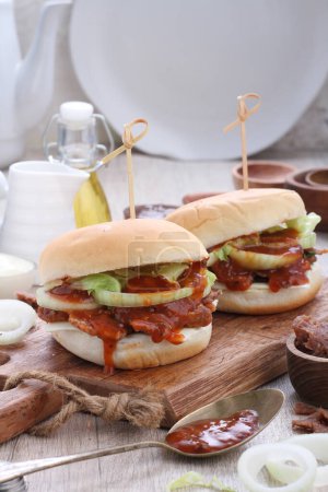 Téléchargez les photos : Le hamburger ou les hamburgers peuvent faire référence à : Hamburger, un sandwich composé d'une ou plusieurs galettes de boeuf cuites, placé à l'intérieur d'un pain ou d'un pain en tranches. - en image libre de droit