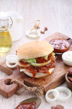 Foto de Las hamburguesas o hamburguesas pueden referirse a: Hamburguesa, un sándwich que consiste en una o más empanadas de carne cocida, colocadas dentro de un panecillo o panecillo rebanado. - Imagen libre de derechos