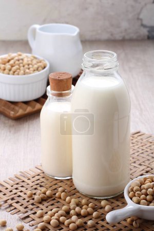Téléchargez les photos : Le lait de soja, également connu sous le nom de lait de soja ou lait de soja, est une boisson à base de plantes produite par trempage et broyage du soja, ébullition du mélange et filtration des particules restantes. C'est une émulsion stable d'huile, d'eau et de protéines. - en image libre de droit
