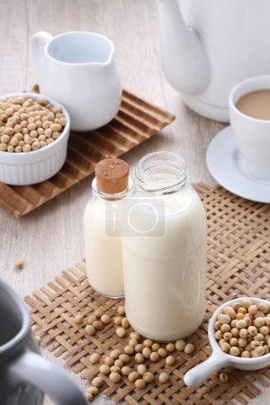 Foto de Soy milk also known as soya milk or soymilk, is a plant-based drink produced by soaking and grinding soybeans, boiling the mixture, and filtering out remaining particulates. It is a stable emulsion of oil, water, and protein. - Imagen libre de derechos