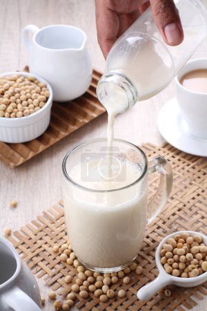 Foto de Soy milk also known as soya milk or soymilk, is a plant-based drink produced by soaking and grinding soybeans, boiling the mixture, and filtering out remaining particulates. It is a stable emulsion of oil, water, and protein. - Imagen libre de derechos