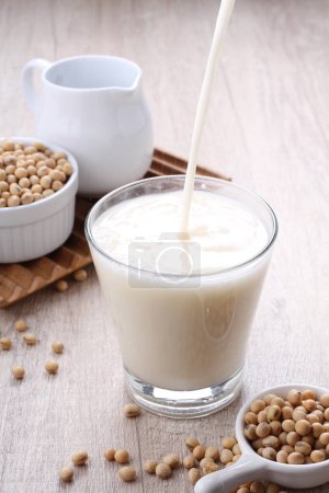 Téléchargez les photos : Soy milk also known as soya milk or soymilk, is a plant-based drink produced by soaking and grinding soybeans, boiling the mixture, and filtering out remaining particulates. It is a stable emulsion of oil, water, and protein. - en image libre de droit