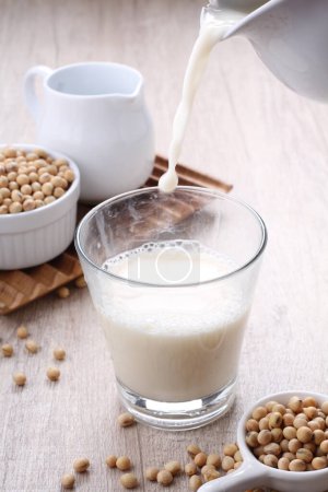 Téléchargez les photos : Soy milk also known as soya milk or soymilk, is a plant-based drink produced by soaking and grinding soybeans, boiling the mixture, and filtering out remaining particulates. It is a stable emulsion of oil, water, and protein. - en image libre de droit