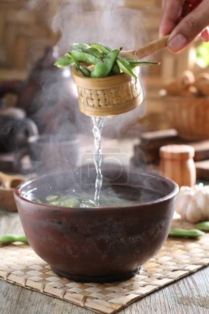 Foto de Edamame es un plato japonés y preparado de soja inmadura en la vaina. Las vainas se hierven o se cuecen al vapor y se pueden servir con sal u otros condimentos. Hoy en día llegó a ser tan popular en el mundo - Imagen libre de derechos