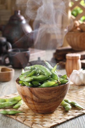 Téléchargez les photos : L'edamame est un plat japonais préparé à partir de soja immature dans la gousse. Les gousses sont bouillies ou cuites à la vapeur et peuvent être servies avec du sel ou d'autres condiments. Aujourd'hui, il est devenu si populaire dans le monde - en image libre de droit