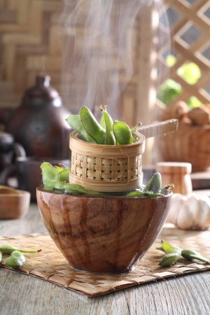 Foto de Edamame es un plato japonés y preparado de soja inmadura en la vaina. Las vainas se hierven o se cuecen al vapor y se pueden servir con sal u otros condimentos. Hoy en día llegó a ser tan popular en el mundo - Imagen libre de derechos