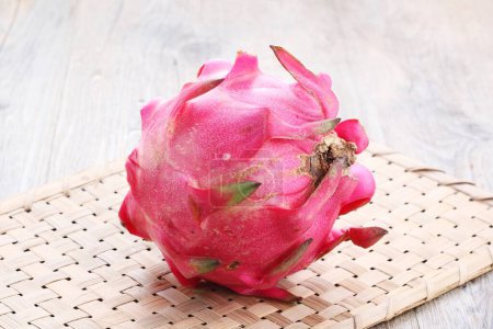 Téléchargez les photos : Dragon Fruit, also known as pitaya or pitahaya, is an exotic fruit grown from several different species of cactus indigenous to North, South, and Central America. - en image libre de droit