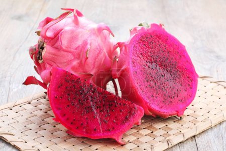 Foto de Dragon Fruit, también conocido como pitaya o pitahaya, es una fruta exótica cultivada de varias especies diferentes de cactus autóctonos de América del Norte, del Sur y Central.. - Imagen libre de derechos