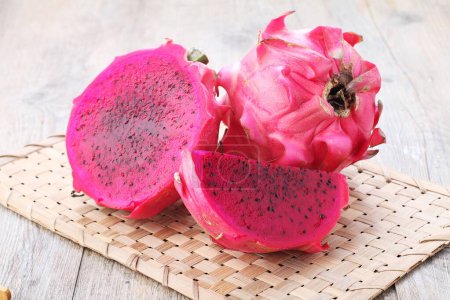 Foto de Dragon Fruit, también conocido como pitaya o pitahaya, es una fruta exótica cultivada de varias especies diferentes de cactus autóctonos de América del Norte, del Sur y Central.. - Imagen libre de derechos