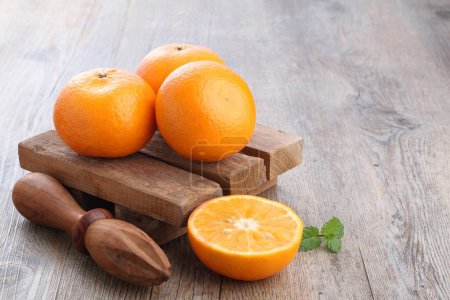 Foto de Una naranja es un fruto de varias especies de cítricos en la familia Rutaceae, se refiere principalmente a Citrus sinensis, que también se llama naranja dulce, para distinguirlo del relacionado Citrus aurantium, conocido como naranja amarga. - Imagen libre de derechos