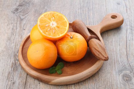 Téléchargez les photos : Une orange est un fruit de diverses espèces d'agrumes de la famille des Rutaceae, il se réfère principalement à Citrus sinensis, qui est également appelé orange douce, pour le distinguer du Citrus aurantium apparenté, appelé orange amère. - en image libre de droit