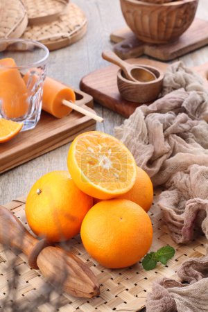 Foto de Una naranja es un fruto de varias especies de cítricos en la familia Rutaceae, se refiere principalmente a Citrus sinensis, que también se llama naranja dulce, para distinguirlo del relacionado Citrus aurantium, conocido como naranja amarga. - Imagen libre de derechos