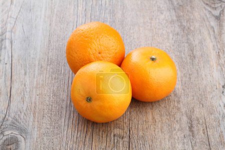 Foto de An orange is a fruit of various citrus species in the family Rutaceae, it primarily refers to Citrus  sinensis, which is also called sweet orange, to distinguish it from the related Citrus  aurantium, referred to as bitter orange. - Imagen libre de derechos