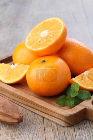 Téléchargez les photos : Une orange est un fruit de diverses espèces d'agrumes de la famille des Rutaceae, il se réfère principalement à Citrus sinensis, qui est également appelé orange douce, pour le distinguer du Citrus aurantium apparenté, appelé orange amère. - en image libre de droit