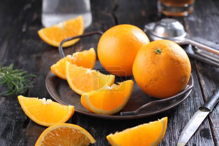 Téléchargez les photos : Fresh ripe juicy mandarins on wooden table - en image libre de droit