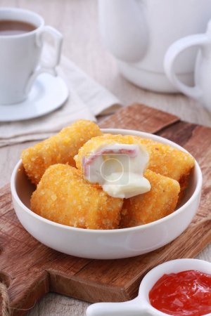 Téléchargez les photos : Chiken risoles with cheese inside - en image libre de droit