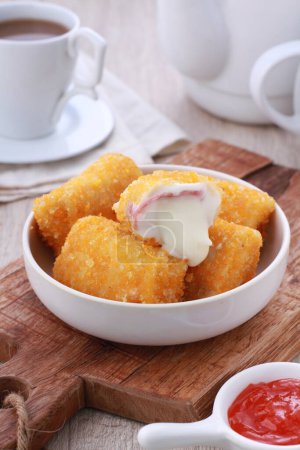 Téléchargez les photos : Chiken risoles with cheese inside - en image libre de droit