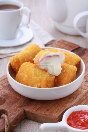 Téléchargez les photos : Risoles chiken avec fromage à l'intérieur - en image libre de droit