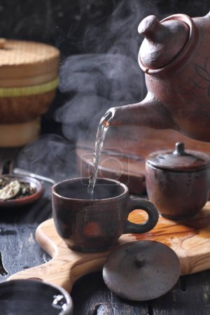 Téléchargez les photos : Théière, thé, bouilloire et boisson chaude - en image libre de droit