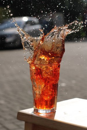 Foto de Cola con cubitos de hielo sobre fondo negro - Imagen libre de derechos