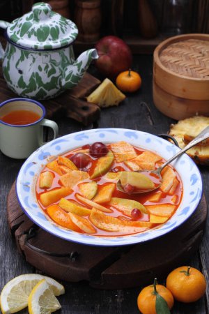 Téléchargez les photos : Asinan is a pickled vegetable or fruit dish, commonly found in Indonesia. Asin, Indonesian for "salty", is the process of preserving the ingredients by soaking them in a solution of salty water. Asinan is quite similar to rujak', - en image libre de droit