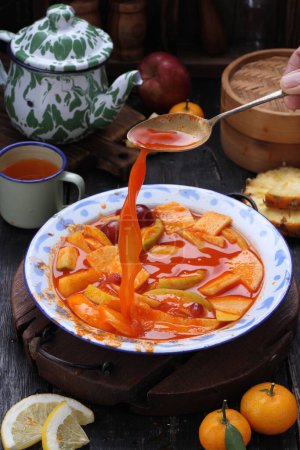 Téléchargez les photos : Asinan is a pickled vegetable or fruit dish, commonly found in Indonesia. Asin, Indonesian for "salty", is the process of preserving the ingredients by soaking them in a solution of salty water. Asinan is quite similar to rujak', - en image libre de droit