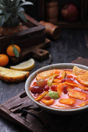Téléchargez les photos : Asinan est un plat de légumes ou de fruits marinés, couramment trouvé en Indonésie. Asin, indonésien pour "salé", est le processus de conservation des ingrédients en les trempant dans une solution d'eau salée. Asinan ressemble beaucoup à Rujak., - en image libre de droit